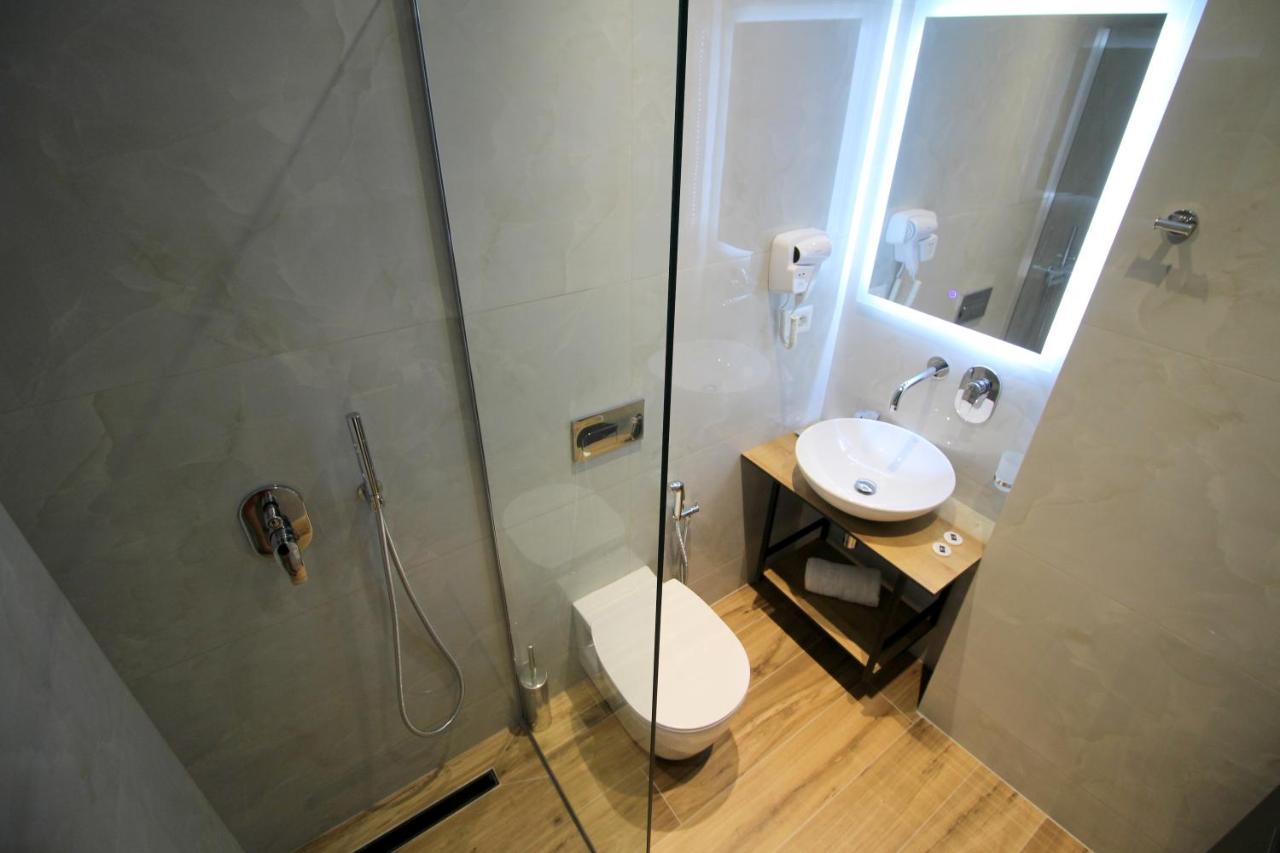 F&J Hotel Sarande Bagian luar foto