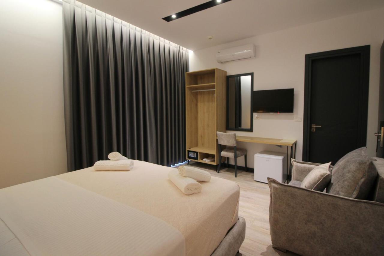 F&J Hotel Sarande Bagian luar foto