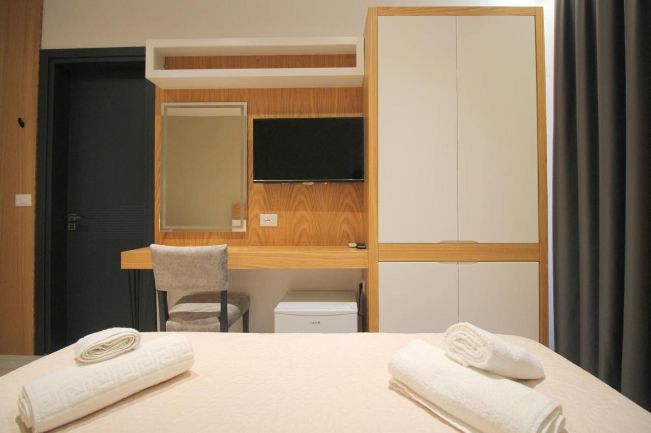 F&J Hotel Sarande Bagian luar foto