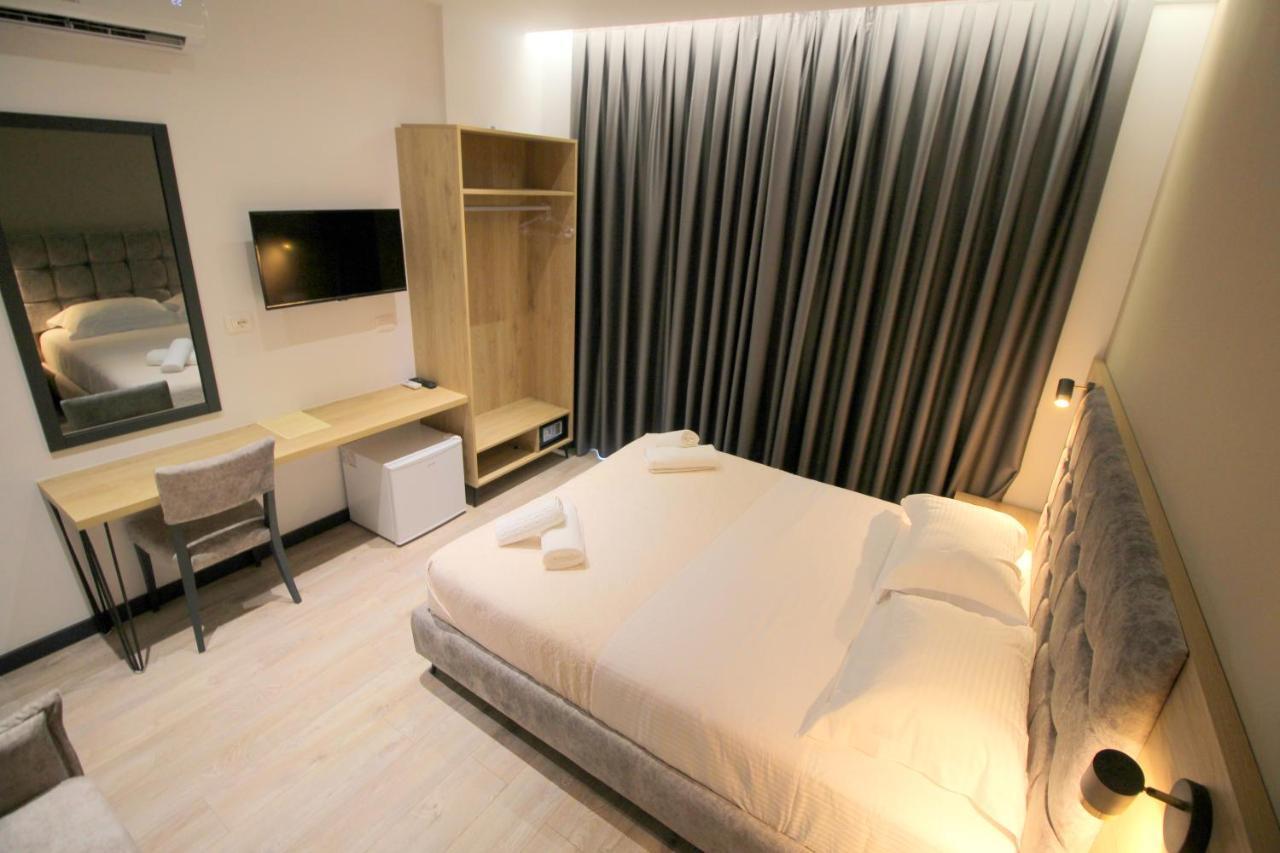 F&J Hotel Sarande Bagian luar foto