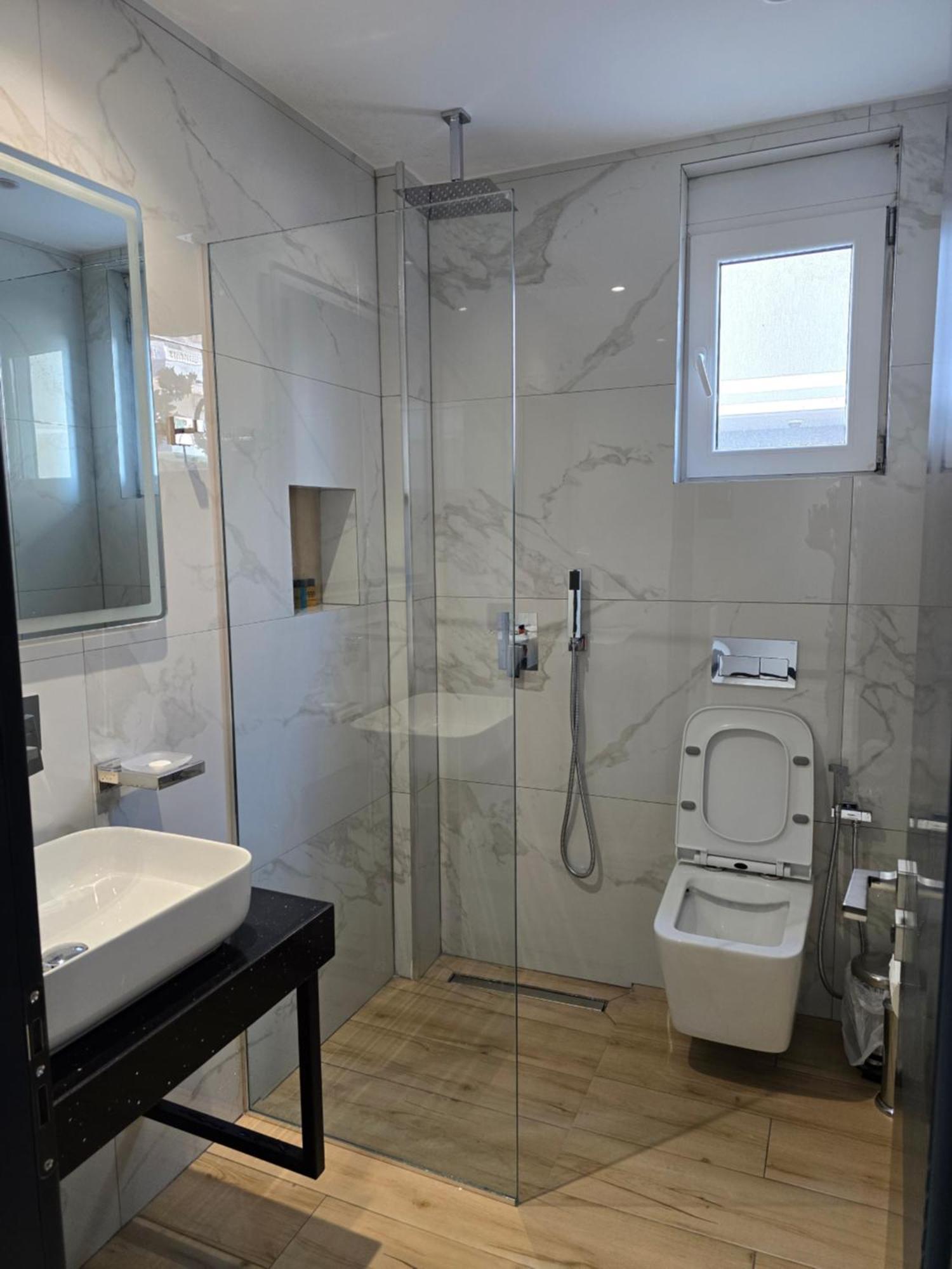 F&J Hotel Sarande Bagian luar foto